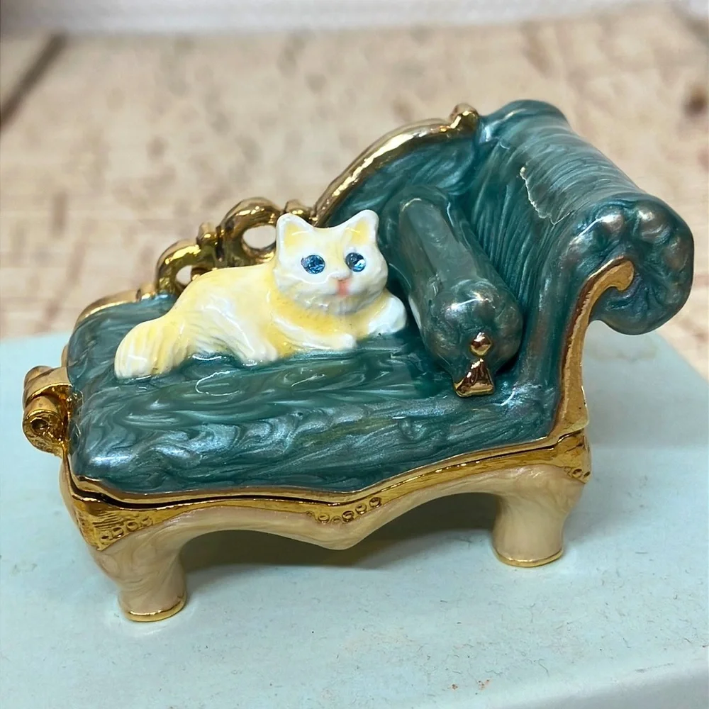 MONET “Chaise Lounge Cat